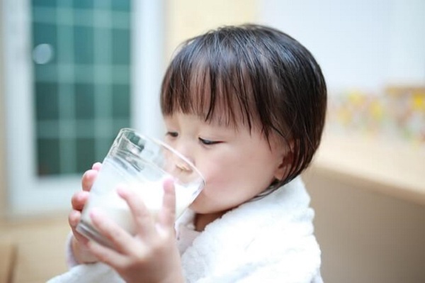 Muốn con cao vượt chuẩn, mẹ đừng quên 3 "khung giờ vàng" cho con uống sữa mỗi ngày- Ảnh 3.