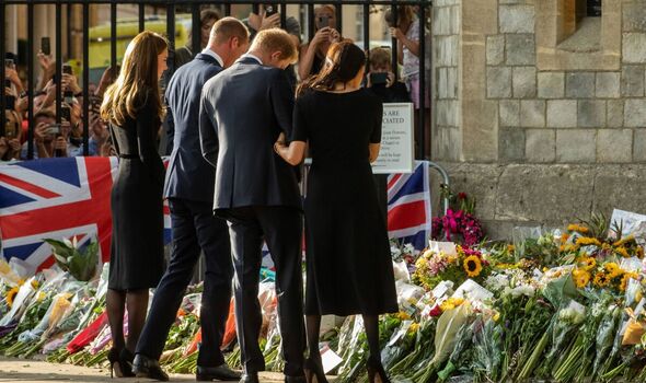 Khoảnh khắc Meghan ái ngại "cúi đầu" khi gặp Vương phi Kate sau cuộc phỏng vấn chấn động dẫn đến rạn nứt với Hoàng gia- Ảnh 2. Khoảnh khắc Meghan ái ngại "cúi đầu" khi gặp Vương phi Kate sau cuộc phỏng vấn chấn động dẫn đến rạn nứt với Hoàng gia- Ảnh 2.