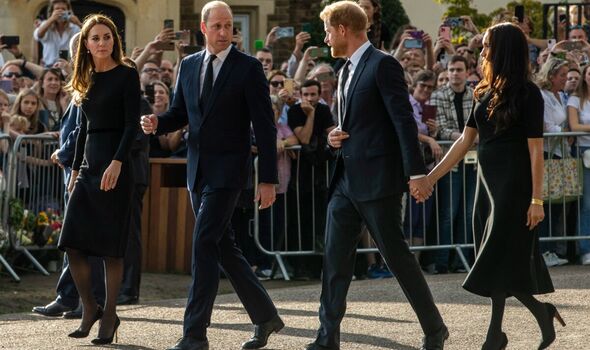 Khoảnh khắc Meghan ái ngại "cúi đầu" khi gặp Vương phi Kate sau cuộc phỏng vấn chấn động dẫn đến rạn nứt với Hoàng gia- Ảnh 1. Khoảnh khắc Meghan ái ngại "cúi đầu" khi gặp Vương phi Kate sau cuộc phỏng vấn chấn động dẫn đến rạn nứt với Hoàng gia- Ảnh 1.