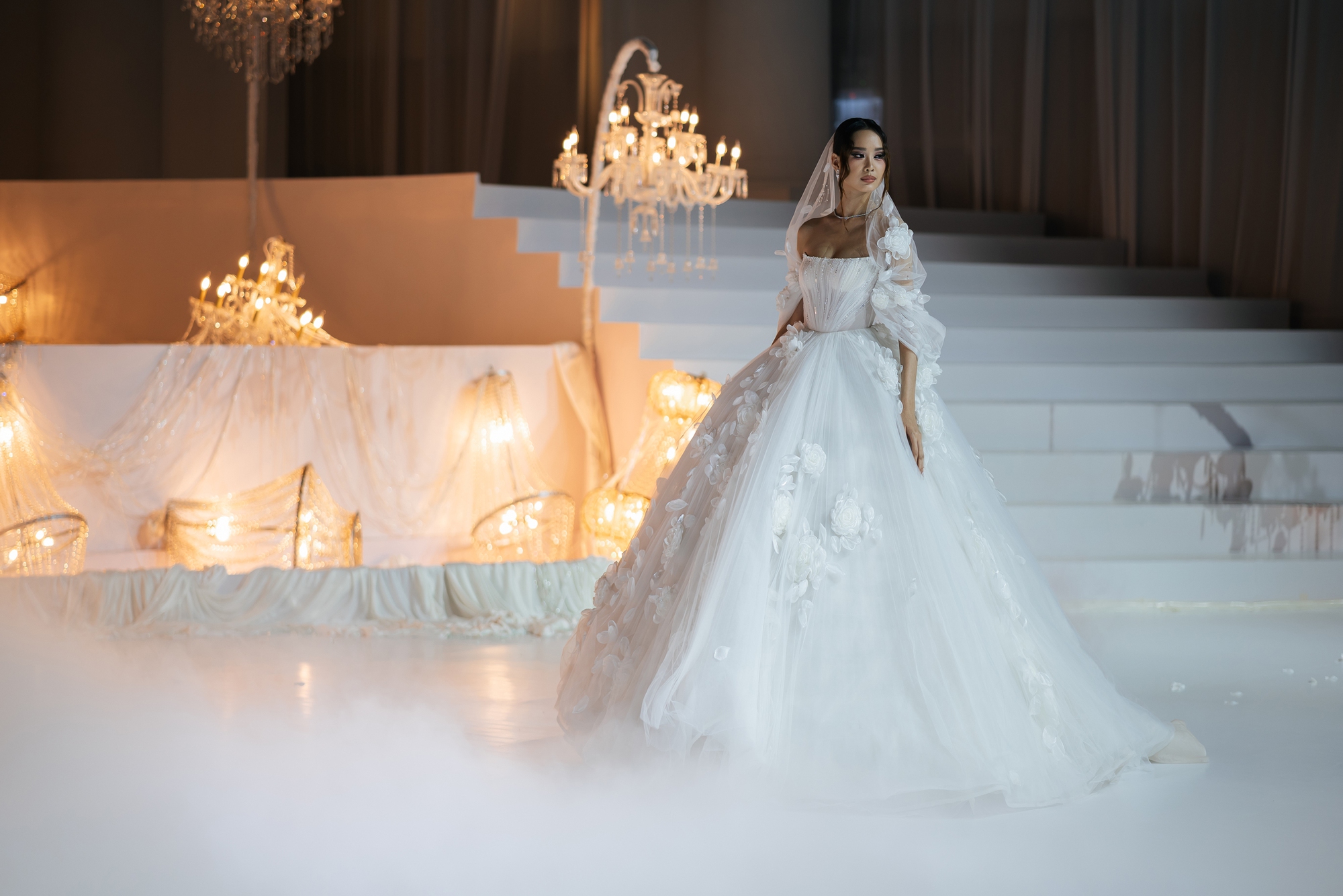 Show diễn của NTK Chung Thanh Phong: Hoàng Thùy, Ngọc Châu chinh phục mẫu váy cưới sexy hiểm hóc- Ảnh 4.
