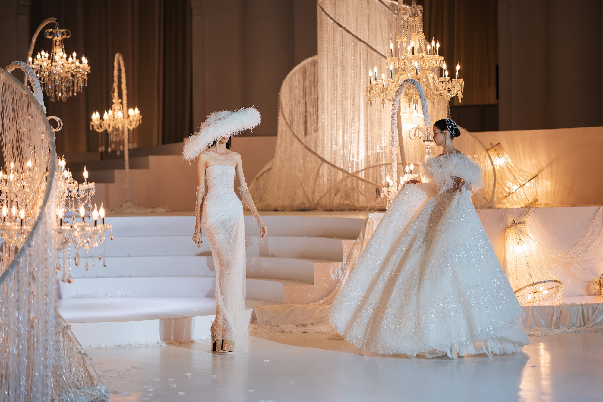 Show diễn của NTK Chung Thanh Phong: Hoàng Thùy, Ngọc Châu chinh phục mẫu váy cưới sexy hiểm hóc- Ảnh 22.