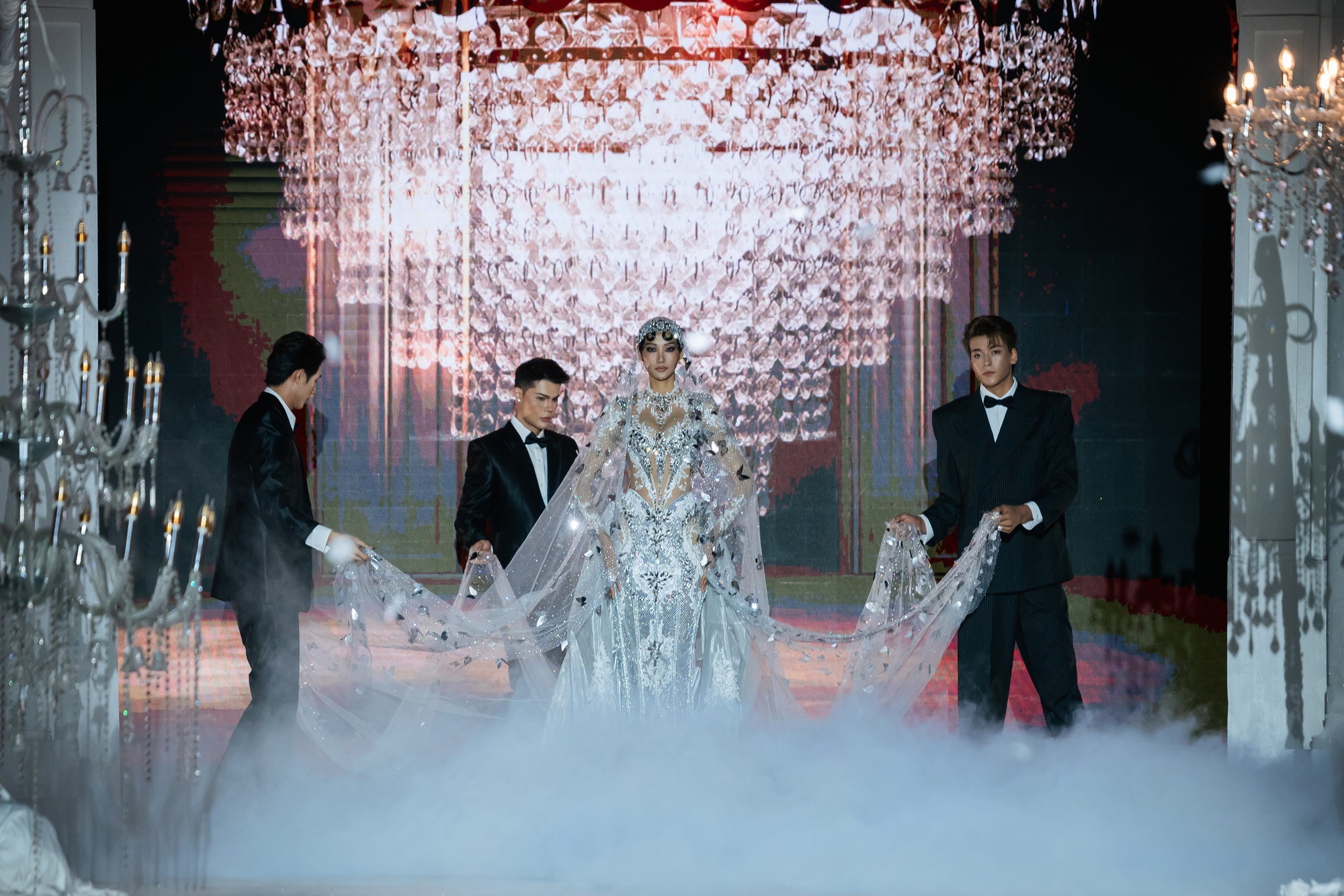 Show diễn của NTK Chung Thanh Phong: Hoàng Thùy, Ngọc Châu chinh phục mẫu váy cưới sexy hiểm hóc- Ảnh 1.
