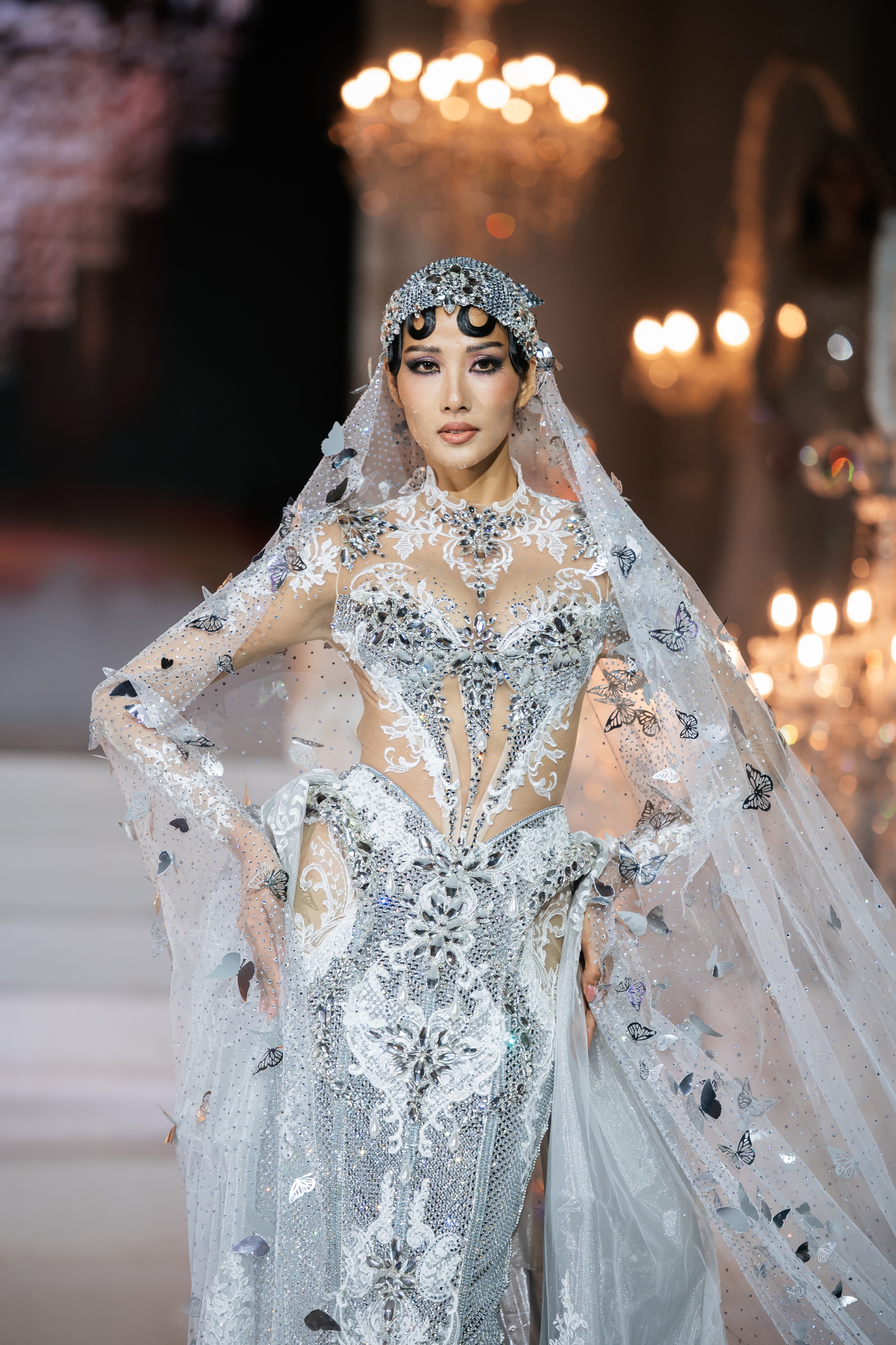 Show diễn của NTK Chung Thanh Phong: Hoàng Thùy, Ngọc Châu chinh phục mẫu váy cưới sexy hiểm hóc- Ảnh 5.
