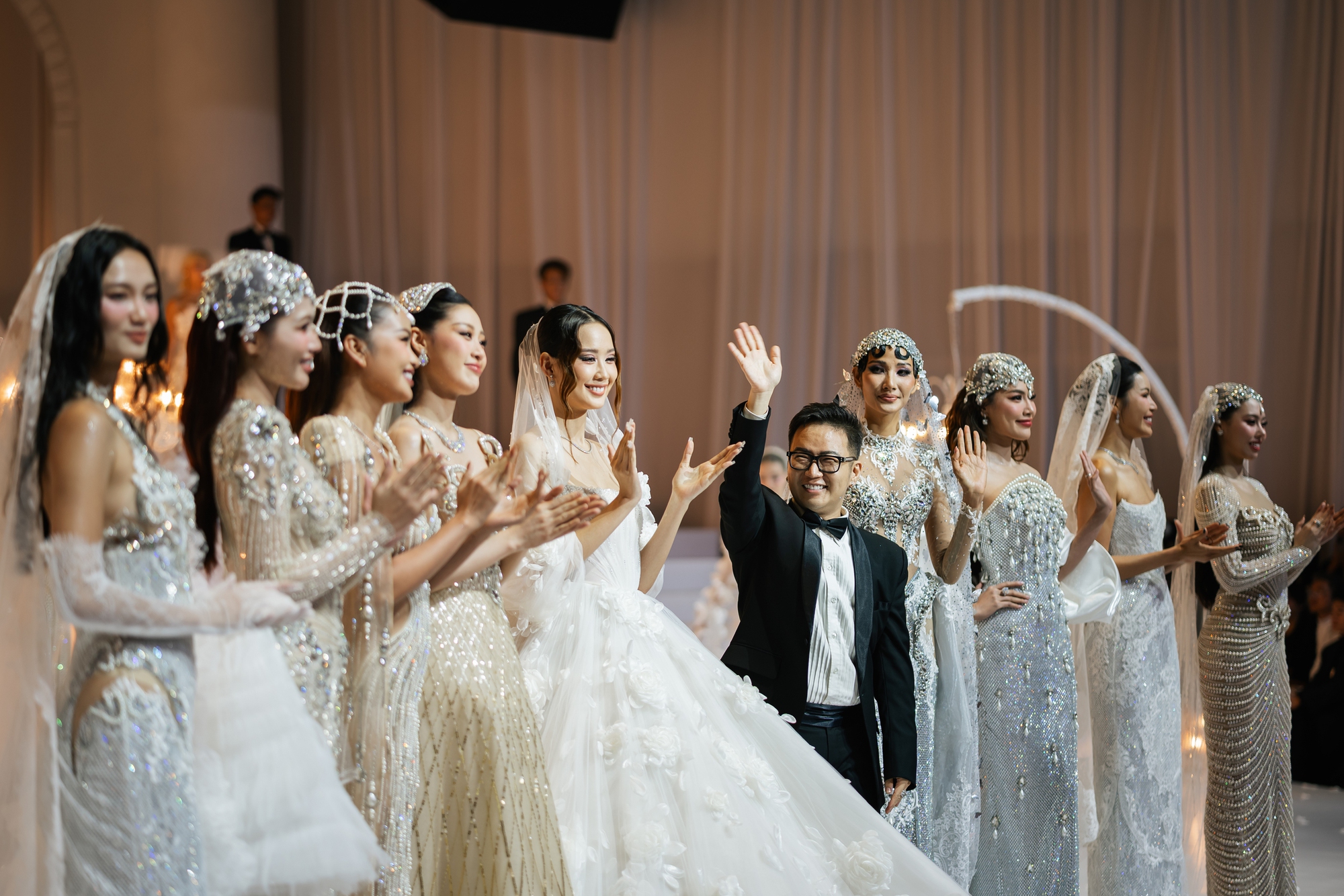 Show diễn của NTK Chung Thanh Phong: Hoàng Thùy, Ngọc Châu chinh phục mẫu váy cưới sexy hiểm hóc- Ảnh 3.