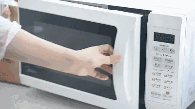 Tưởng “biết rồi khổ lắm nói mãi” vậy mà vẫn có người dùng lò vi sóng kiểu này mà không biết NGUY HIỂM kề bên- Ảnh 1.
