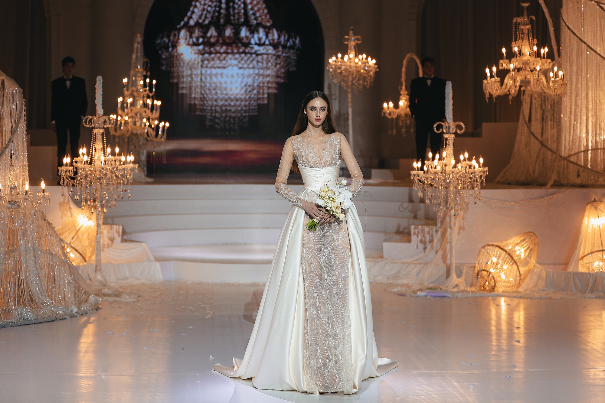 Show diễn của NTK Chung Thanh Phong: Hoàng Thùy, Ngọc Châu chinh phục mẫu váy cưới sexy hiểm hóc- Ảnh 10.