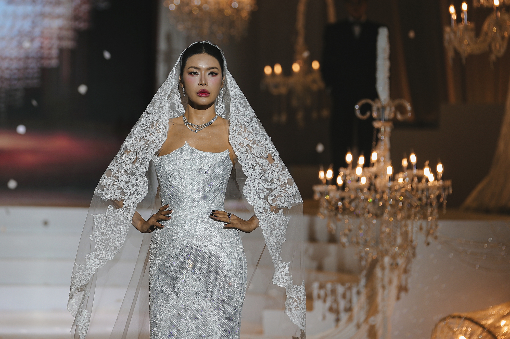 Show diễn của NTK Chung Thanh Phong: Hoàng Thùy, Ngọc Châu chinh phục mẫu váy cưới sexy hiểm hóc- Ảnh 18.