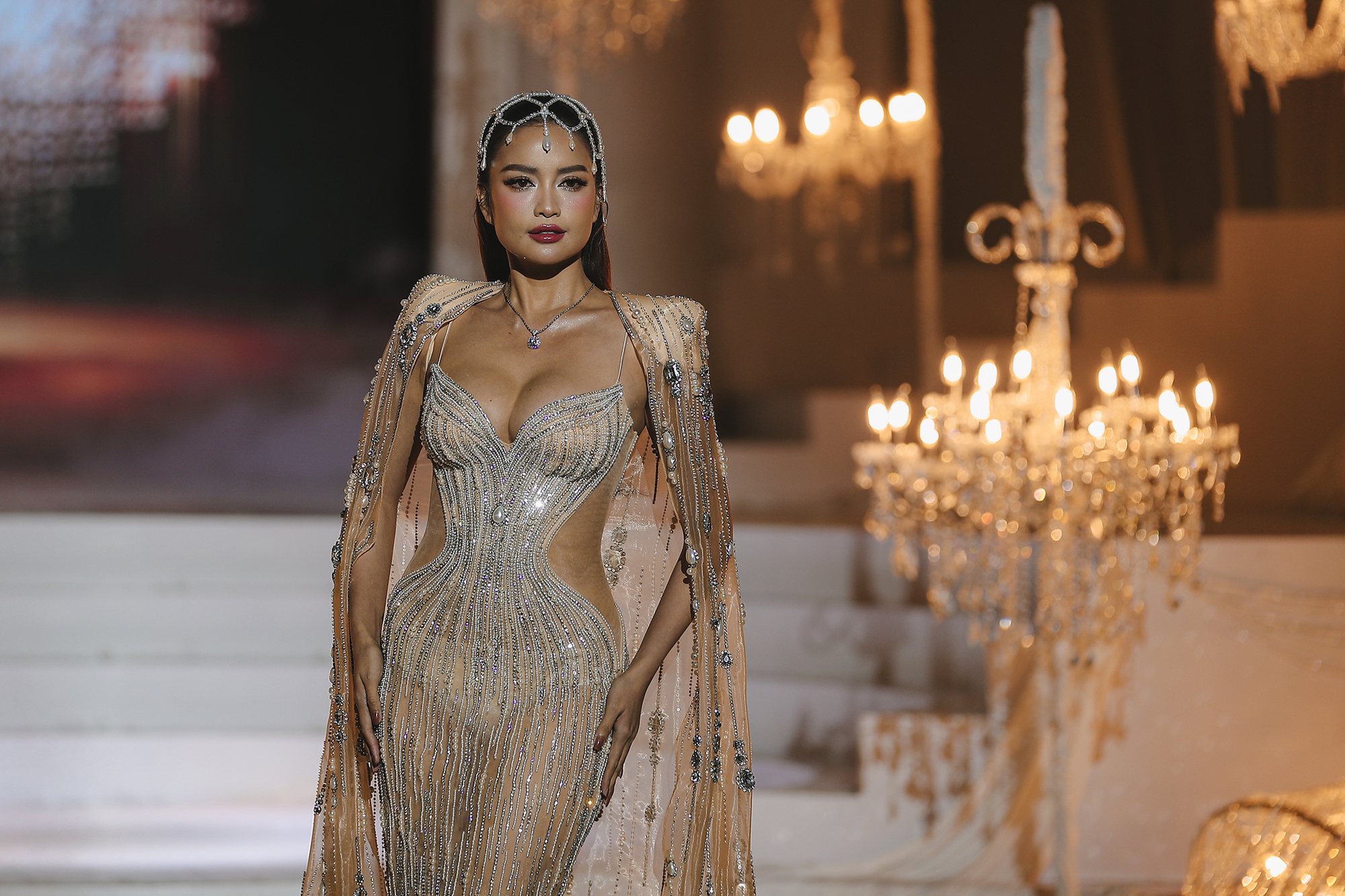 Show diễn của NTK Chung Thanh Phong: Hoàng Thùy, Ngọc Châu chinh phục mẫu váy cưới sexy hiểm hóc- Ảnh 19.