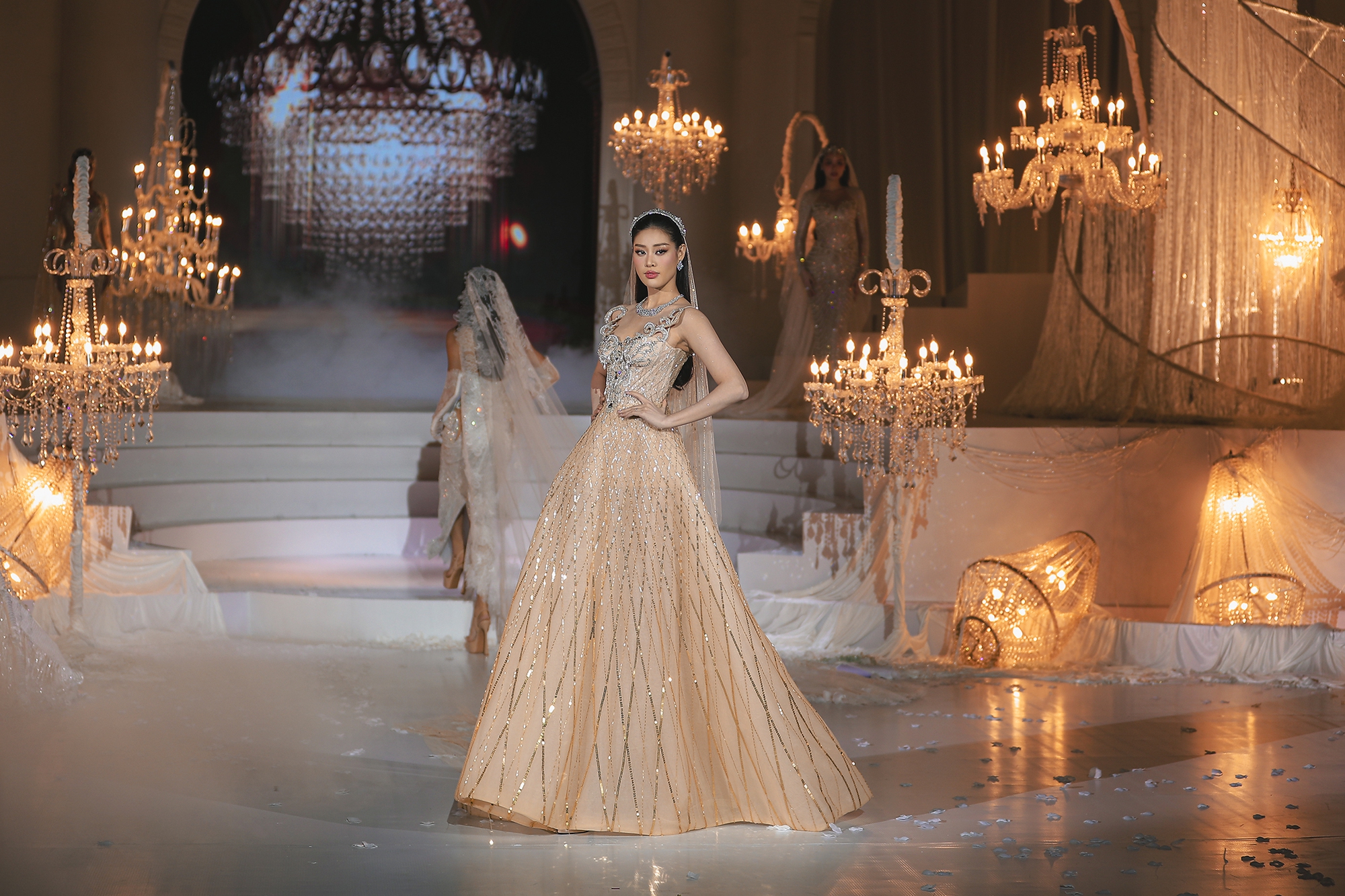 Show diễn của NTK Chung Thanh Phong: Hoàng Thùy, Ngọc Châu chinh phục mẫu váy cưới sexy hiểm hóc- Ảnh 21.