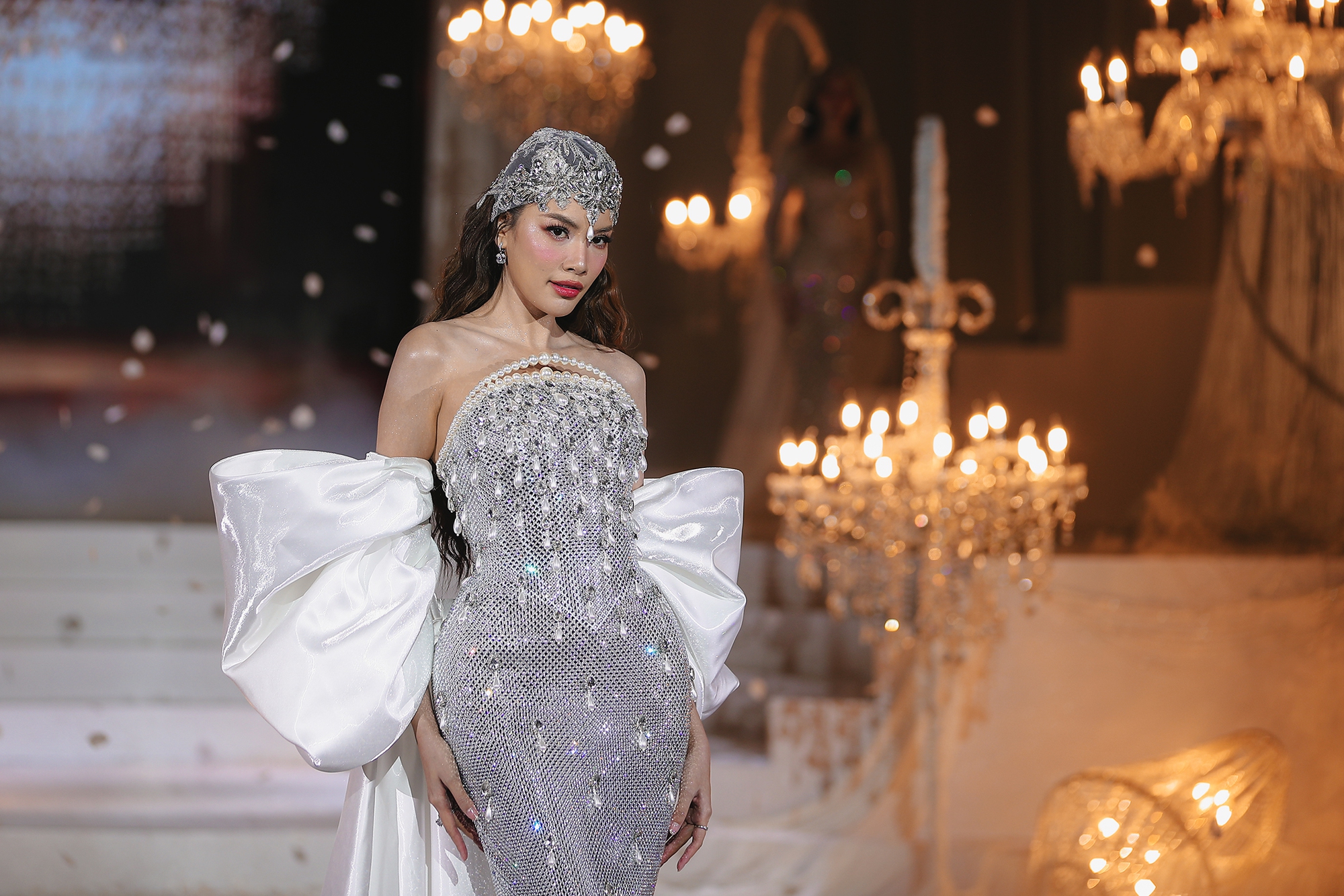 Show diễn của NTK Chung Thanh Phong: Hoàng Thùy, Ngọc Châu chinh phục mẫu váy cưới sexy hiểm hóc- Ảnh 20.