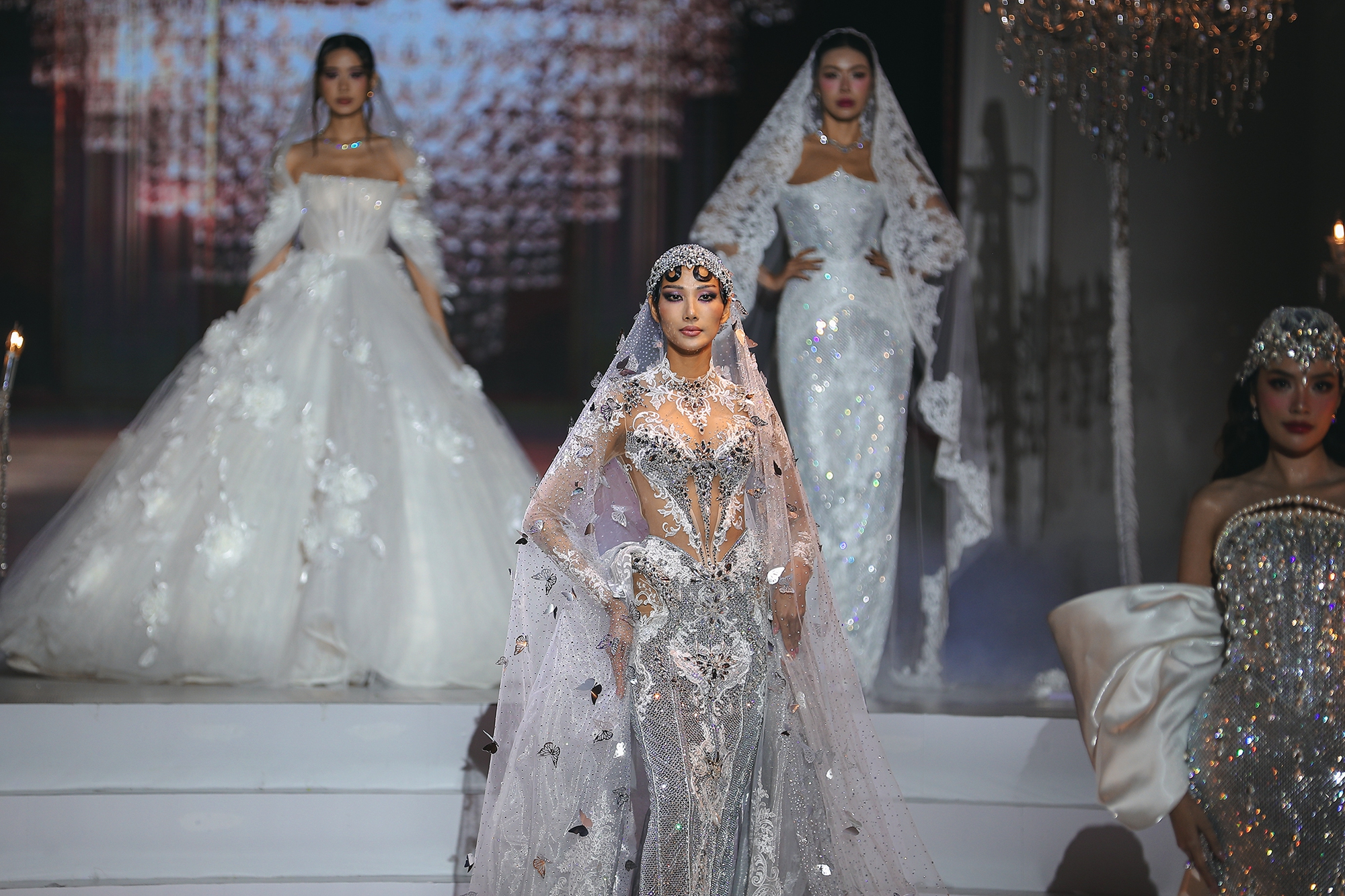 Show diễn của NTK Chung Thanh Phong: Hoàng Thùy, Ngọc Châu chinh phục mẫu váy cưới sexy hiểm hóc- Ảnh 2.