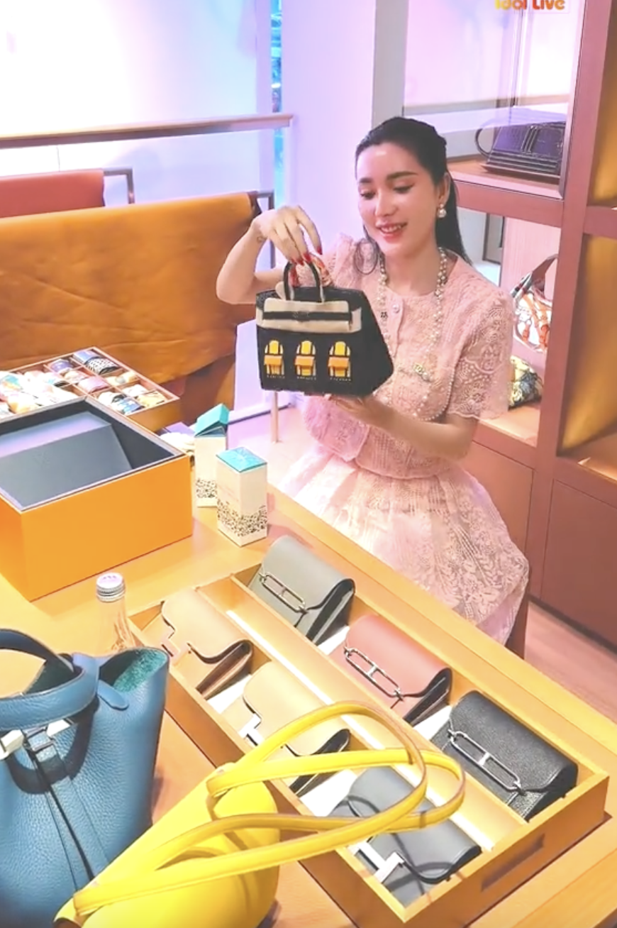 "Phú bà" Ngân Collagen và núi đồ hiệu lạ lắm: Toàn Hermès, Dior... mà nhìn kiểu gì cũng thấy "dại"- Ảnh 8. "Phú bà" Ngân Collagen và núi đồ hiệu lạ lắm: Toàn Hermès, Dior... mà nhìn kiểu gì cũng thấy "dại"- Ảnh 8.