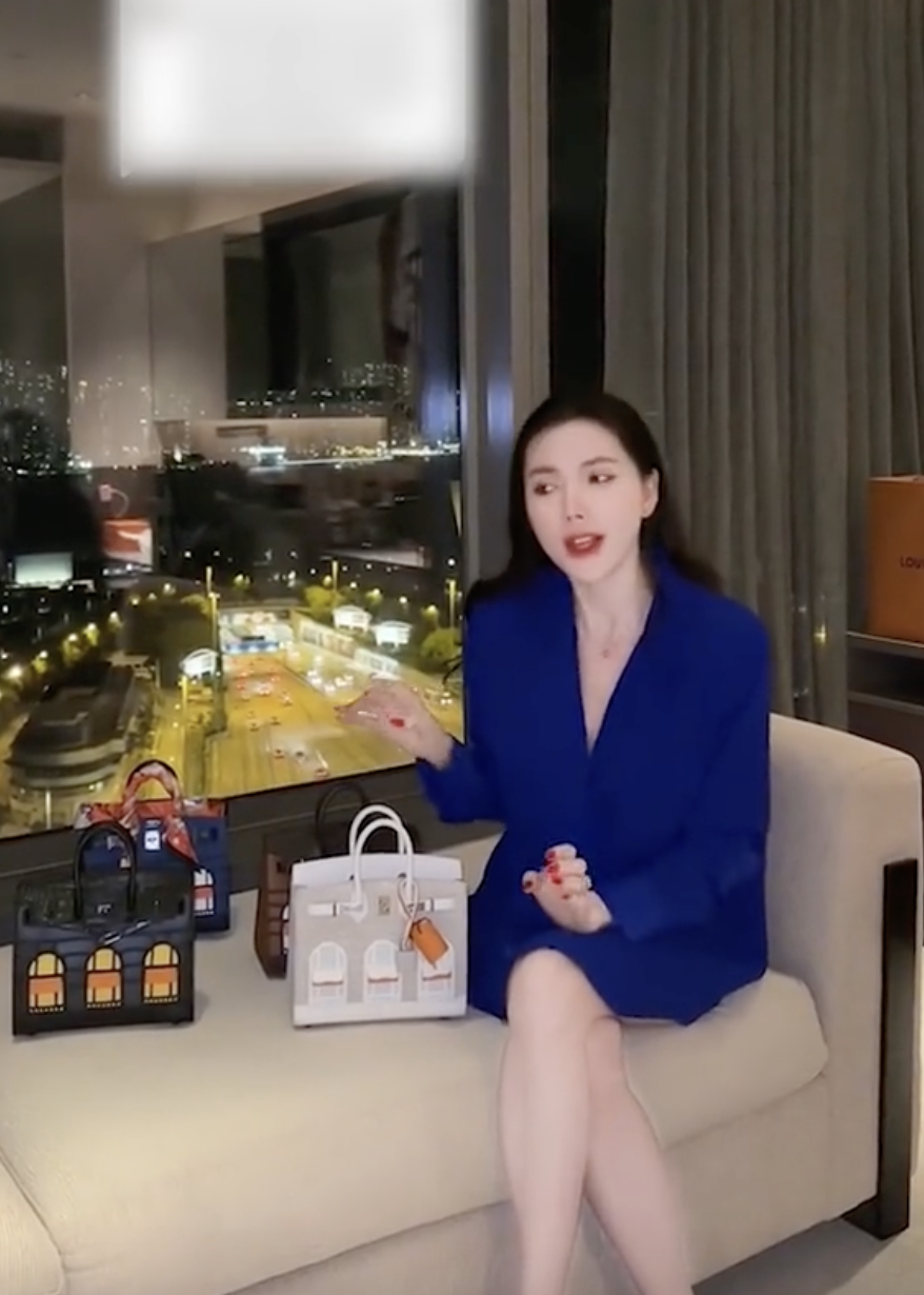 "Phú bà" Ngân Collagen và núi đồ hiệu lạ lắm: Toàn Hermès, Dior... mà nhìn kiểu gì cũng thấy "dại"- Ảnh 9. "Phú bà" Ngân Collagen và núi đồ hiệu lạ lắm: Toàn Hermès, Dior... mà nhìn kiểu gì cũng thấy "dại"- Ảnh 9.