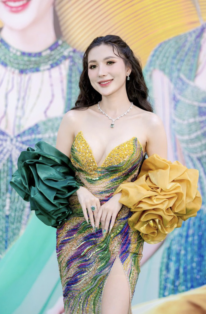 "Phú bà" Ngân Collagen và núi đồ hiệu lạ lắm: Toàn Hermès, Dior... mà nhìn kiểu gì cũng thấy "dại"- Ảnh 2. "Phú bà" Ngân Collagen và núi đồ hiệu lạ lắm: Toàn Hermès, Dior... mà nhìn kiểu gì cũng thấy "dại"- Ảnh 2.