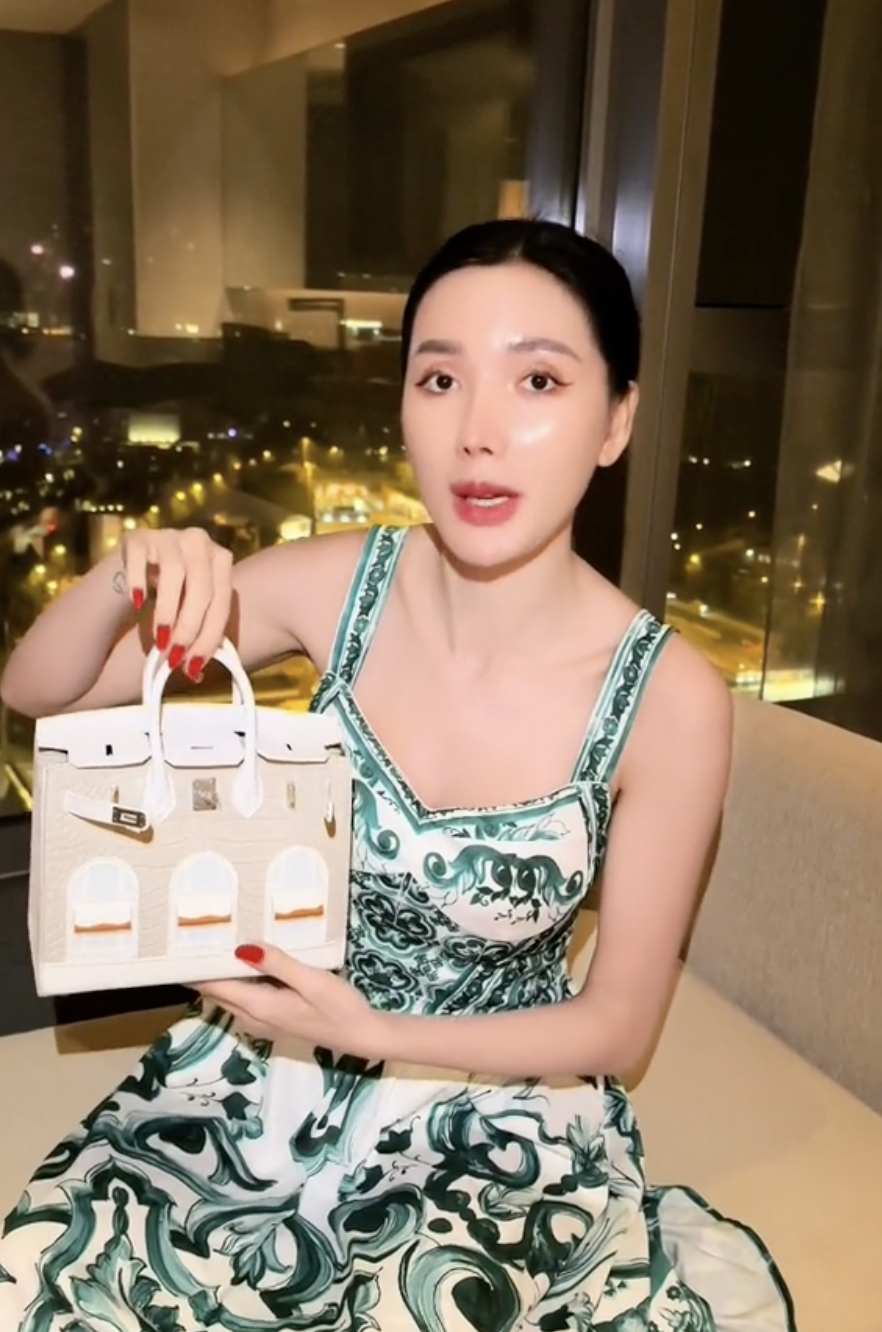 "Phú bà" Ngân Collagen và núi đồ hiệu lạ lắm: Toàn Hermès, Dior... mà nhìn kiểu gì cũng thấy "dại"- Ảnh 10. "Phú bà" Ngân Collagen và núi đồ hiệu lạ lắm: Toàn Hermès, Dior... mà nhìn kiểu gì cũng thấy "dại"- Ảnh 10.
