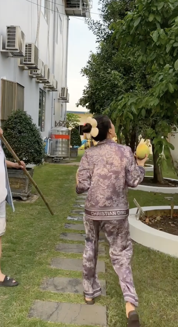 "Phú bà" Ngân Collagen và núi đồ hiệu lạ lắm: Toàn Hermès, Dior... mà nhìn kiểu gì cũng thấy "dại"- Ảnh 29. "Phú bà" Ngân Collagen và núi đồ hiệu lạ lắm: Toàn Hermès, Dior... mà nhìn kiểu gì cũng thấy "dại"- Ảnh 29.