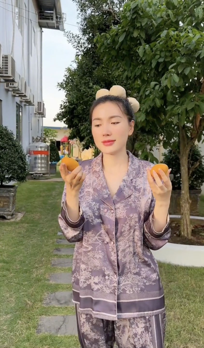 "Phú bà" Ngân Collagen và núi đồ hiệu lạ lắm: Toàn Hermès, Dior... mà nhìn kiểu gì cũng thấy "dại"- Ảnh 27. "Phú bà" Ngân Collagen và núi đồ hiệu lạ lắm: Toàn Hermès, Dior... mà nhìn kiểu gì cũng thấy "dại"- Ảnh 27.