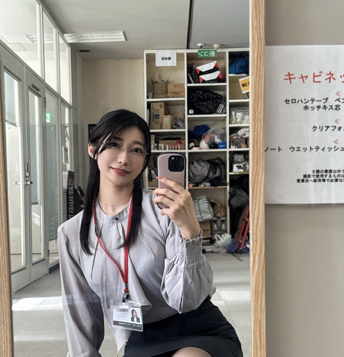 Đang làm thư ký, cô nàng bỗng chốc đổi nghề hot girl, động lực chính là tiền- Ảnh 1.