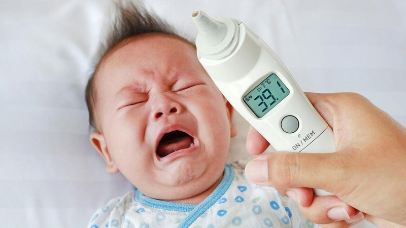 Trẻ 4 tháng tuổi bị Covid-19 khiến cha mẹ hoang mang mất ăn mất ngủ: Chăm sóc thế nào mới nhanh khỏi?- Ảnh 2.