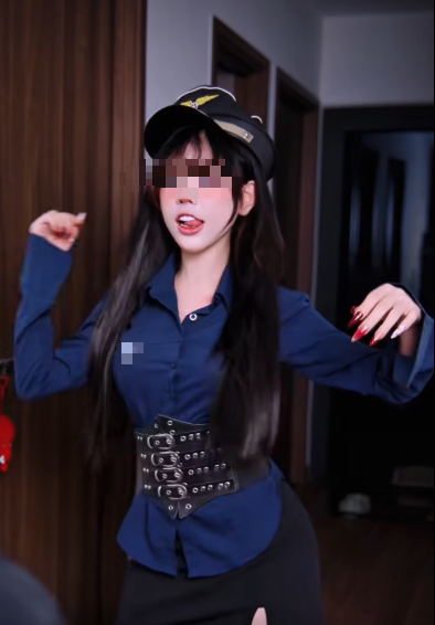 Có hành động gây tranh cãi, cô gái chơi "tóp top" bị dân mạng nhắc nhở "đừng như Lê Bống"- Ảnh 1. Có hành động gây tranh cãi, cô gái chơi "tóp top" bị dân mạng nhắc nhở "đừng như Lê Bống"- Ảnh 1.