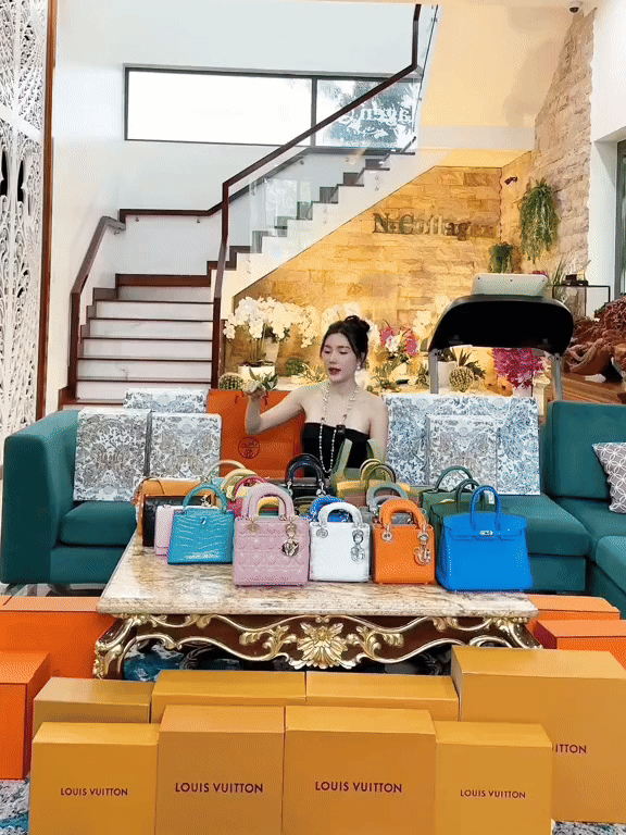 "Phú bà" Ngân Collagen và núi đồ hiệu lạ lắm: Toàn Hermès, Dior... mà nhìn kiểu gì cũng thấy "dại"- Ảnh 6. "Phú bà" Ngân Collagen và núi đồ hiệu lạ lắm: Toàn Hermès, Dior... mà nhìn kiểu gì cũng thấy "dại"- Ảnh 6.