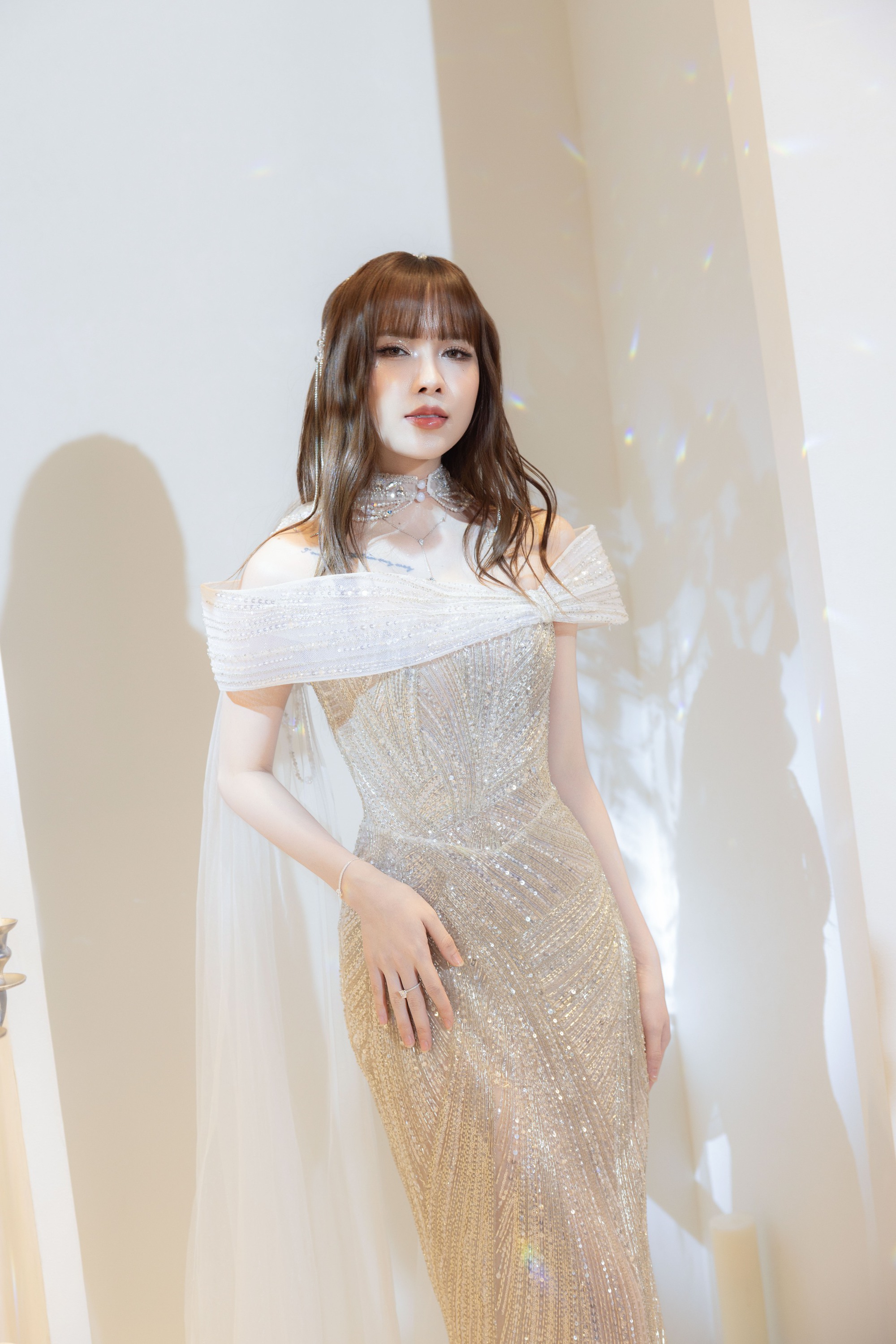 Show diễn của NTK Chung Thanh Phong: Hoàng Thùy, Ngọc Châu chinh phục mẫu váy cưới sexy hiểm hóc- Ảnh 26.