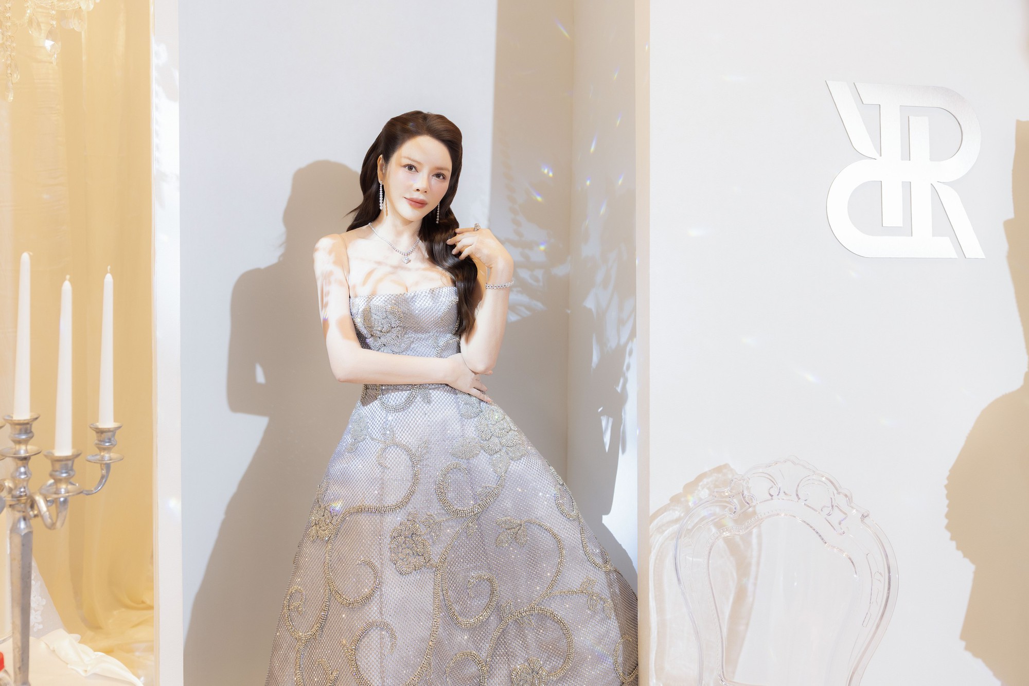 Show diễn của NTK Chung Thanh Phong: Hoàng Thùy, Ngọc Châu chinh phục mẫu váy cưới sexy hiểm hóc- Ảnh 24.