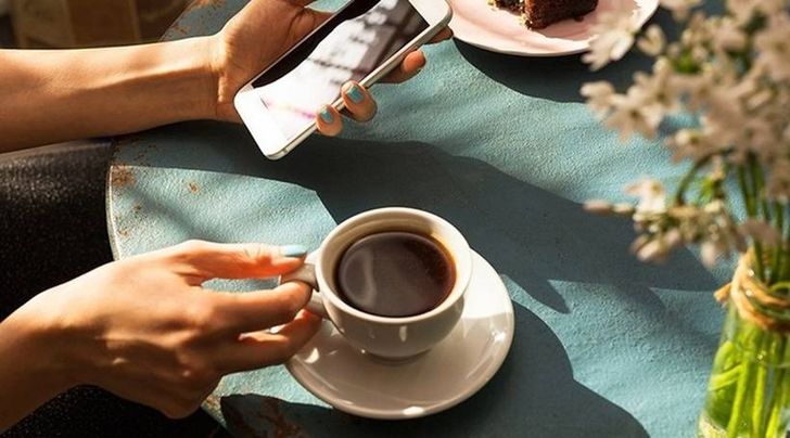 Ngày nào cũng uống cà phê để tỉnh táo, cô gái 24 tuổi không ngờ bị thủng ruột, suýt mất mạng vì 1 sai lầm- Ảnh 1.