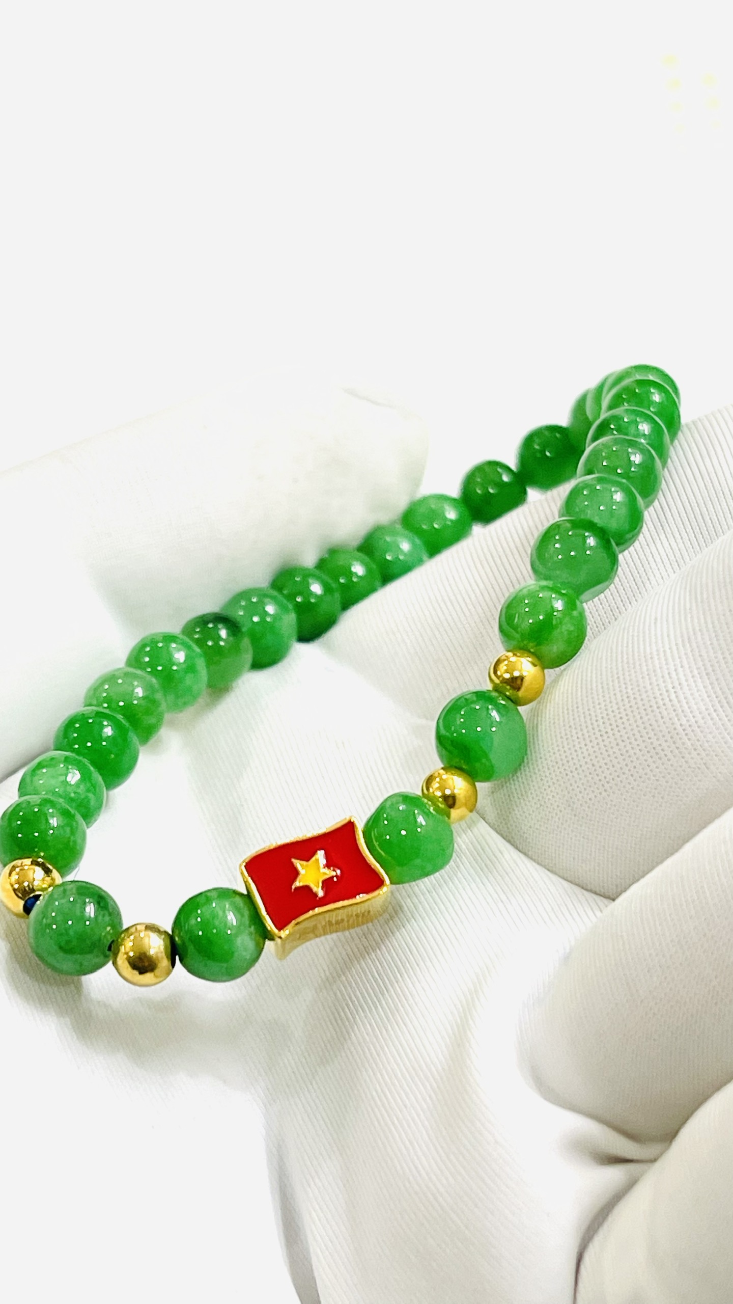 Người dân săn tìm Charm vàng 18k - Trang sức hình lá cờ Việt Nam dịp 2/9- Ảnh 2.