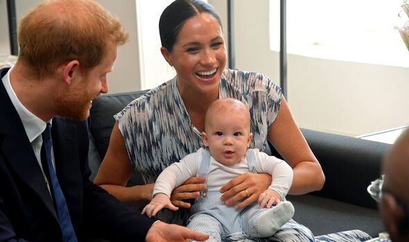 Chuyến công du của Harry và Meghan cùng con trai Archie đã tạo nên thay đổi lớn với Hoàng gia Anh như thế nào?- Ảnh 1.