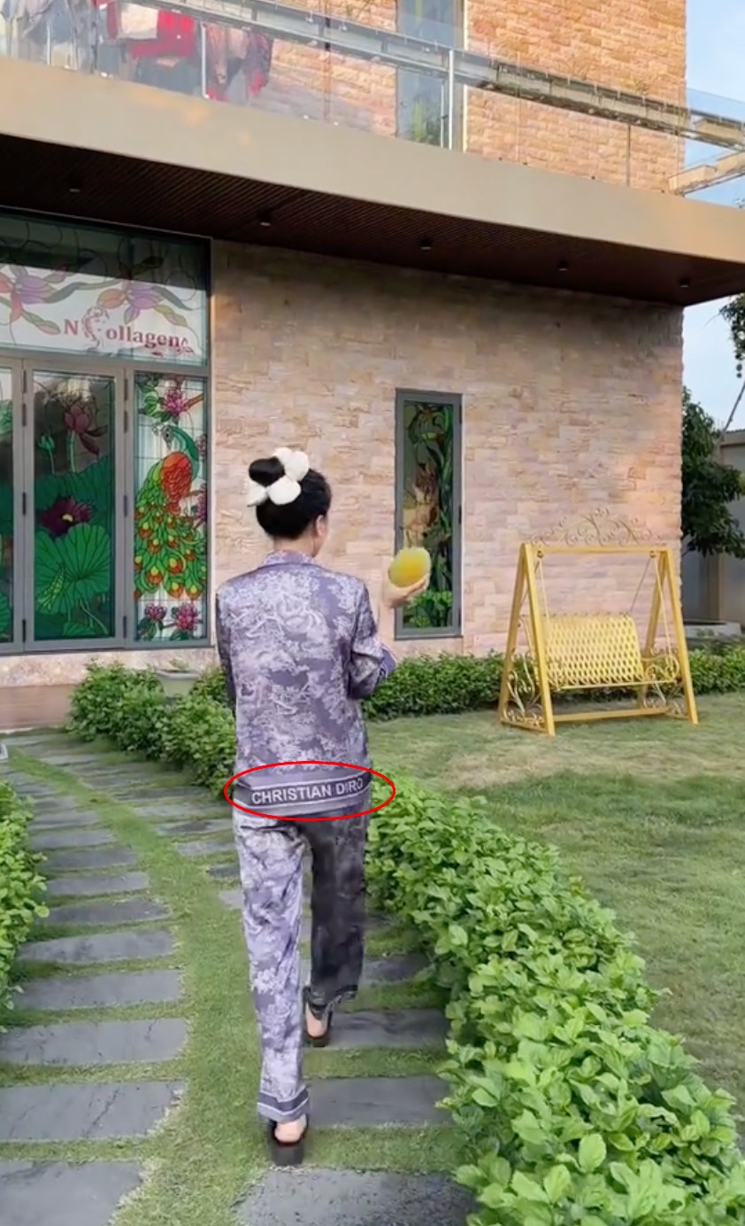 "Phú bà" Ngân Collagen và núi đồ hiệu lạ lắm: Toàn Hermès, Dior... mà nhìn kiểu gì cũng thấy "dại"- Ảnh 28. "Phú bà" Ngân Collagen và núi đồ hiệu lạ lắm: Toàn Hermès, Dior... mà nhìn kiểu gì cũng thấy "dại"- Ảnh 28.