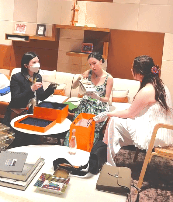"Phú bà" Ngân Collagen và núi đồ hiệu lạ lắm: Toàn Hermès, Dior... mà nhìn kiểu gì cũng thấy "dại"- Ảnh 15. "Phú bà" Ngân Collagen và núi đồ hiệu lạ lắm: Toàn Hermès, Dior... mà nhìn kiểu gì cũng thấy "dại"- Ảnh 15.