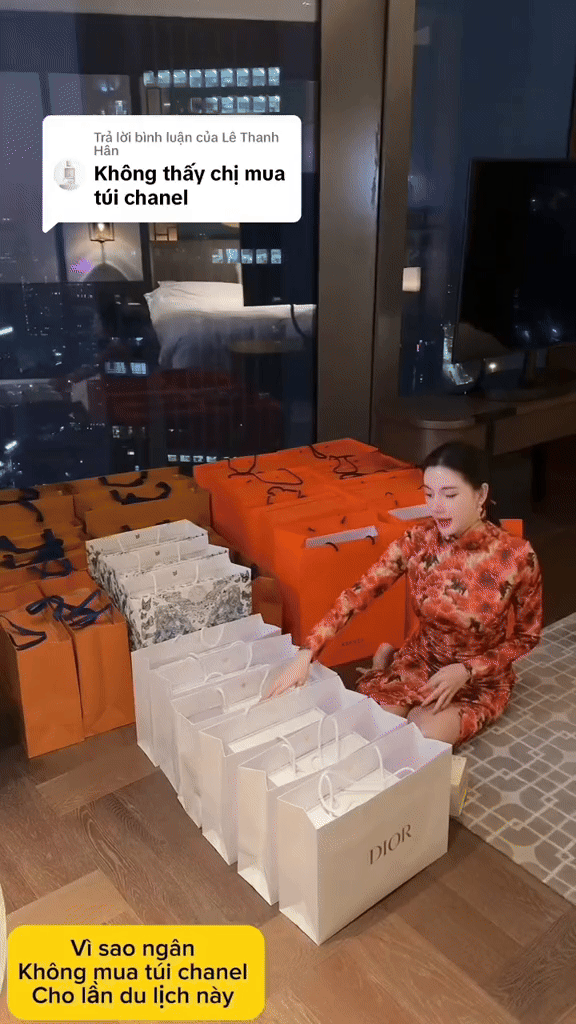 "Phú bà" Ngân Collagen và núi đồ hiệu lạ lắm: Toàn Hermès, Dior... mà nhìn kiểu gì cũng thấy "dại"- Ảnh 3. "Phú bà" Ngân Collagen và núi đồ hiệu lạ lắm: Toàn Hermès, Dior... mà nhìn kiểu gì cũng thấy "dại"- Ảnh 3.