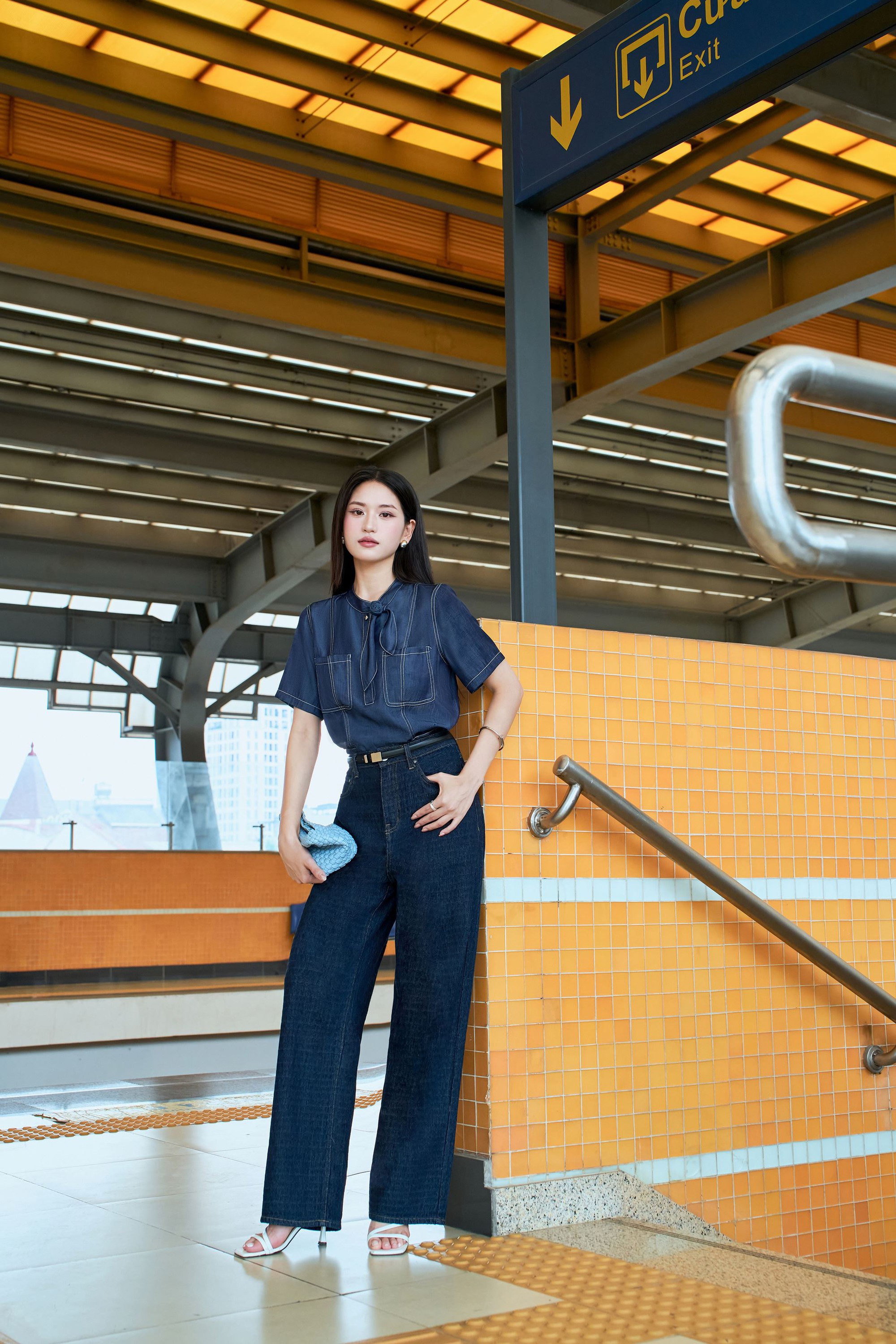 Những chiêu mix đồ với quần jeans và váy liền, giúp nàng công sở sang chảnh hơn trong hè này- Ảnh 15.