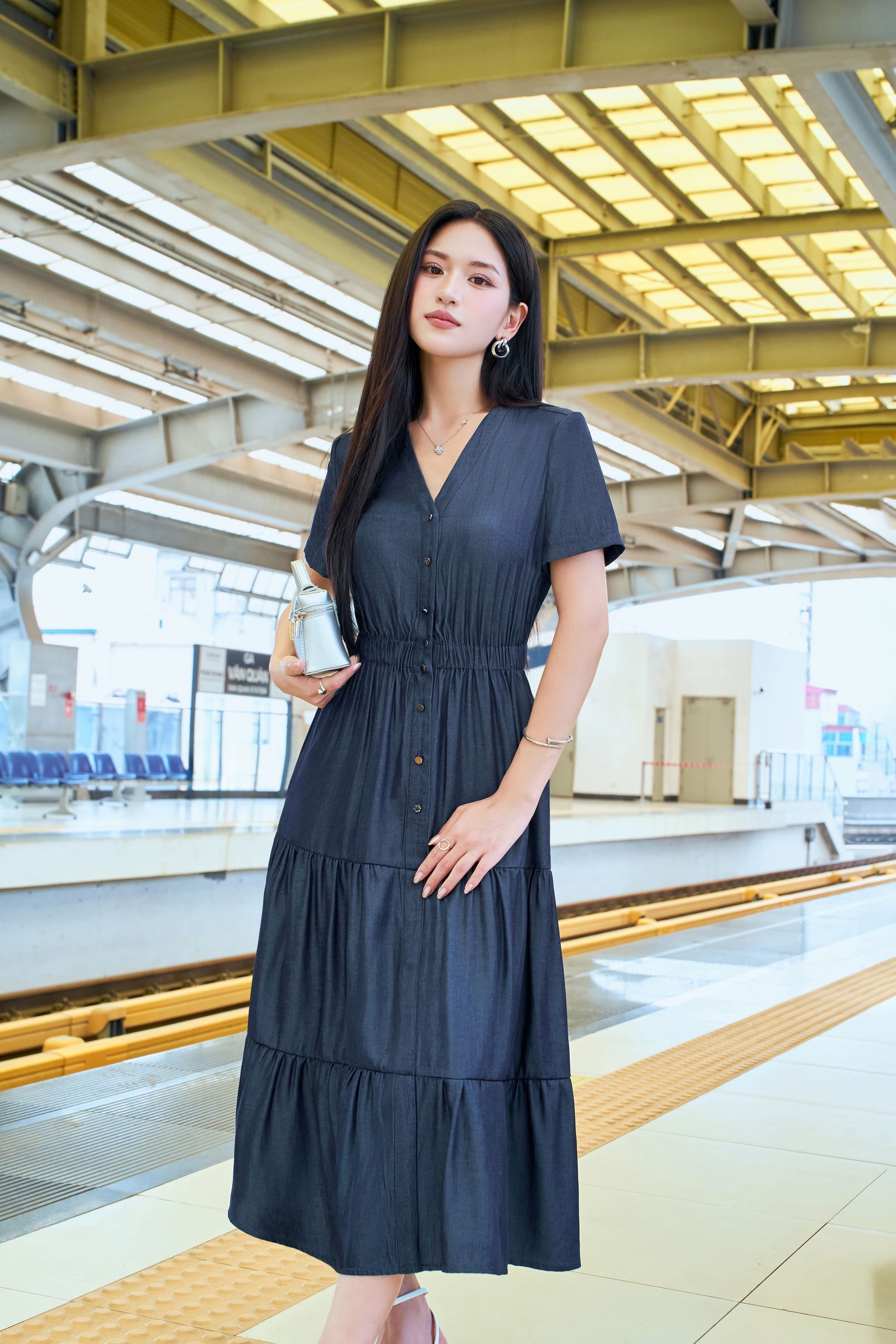 Những chiêu mix đồ với quần jeans và váy liền, giúp nàng công sở sang chảnh hơn trong hè này- Ảnh 2.