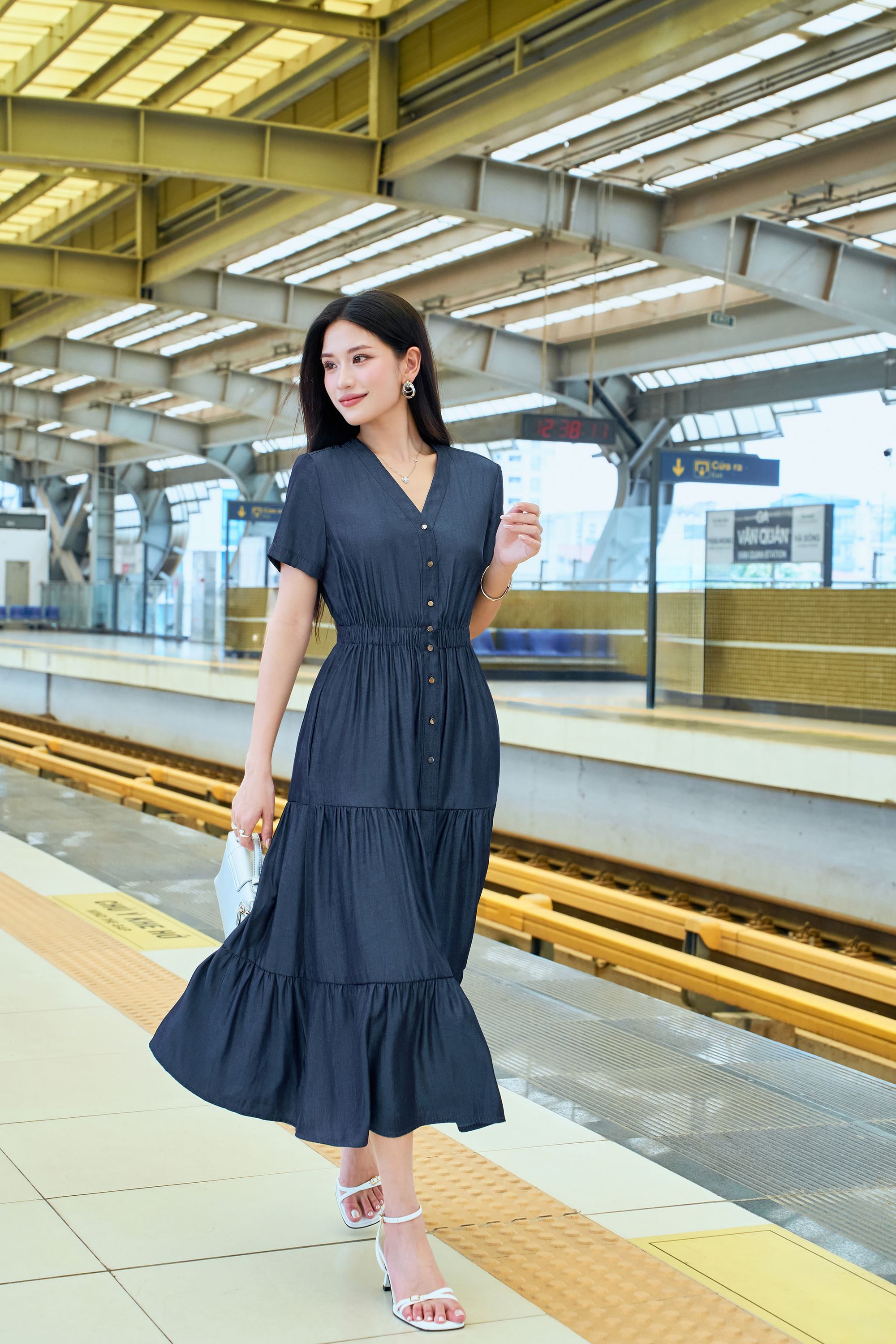 Những chiêu mix đồ với quần jeans và váy liền, giúp nàng công sở sang chảnh hơn trong hè này- Ảnh 1.