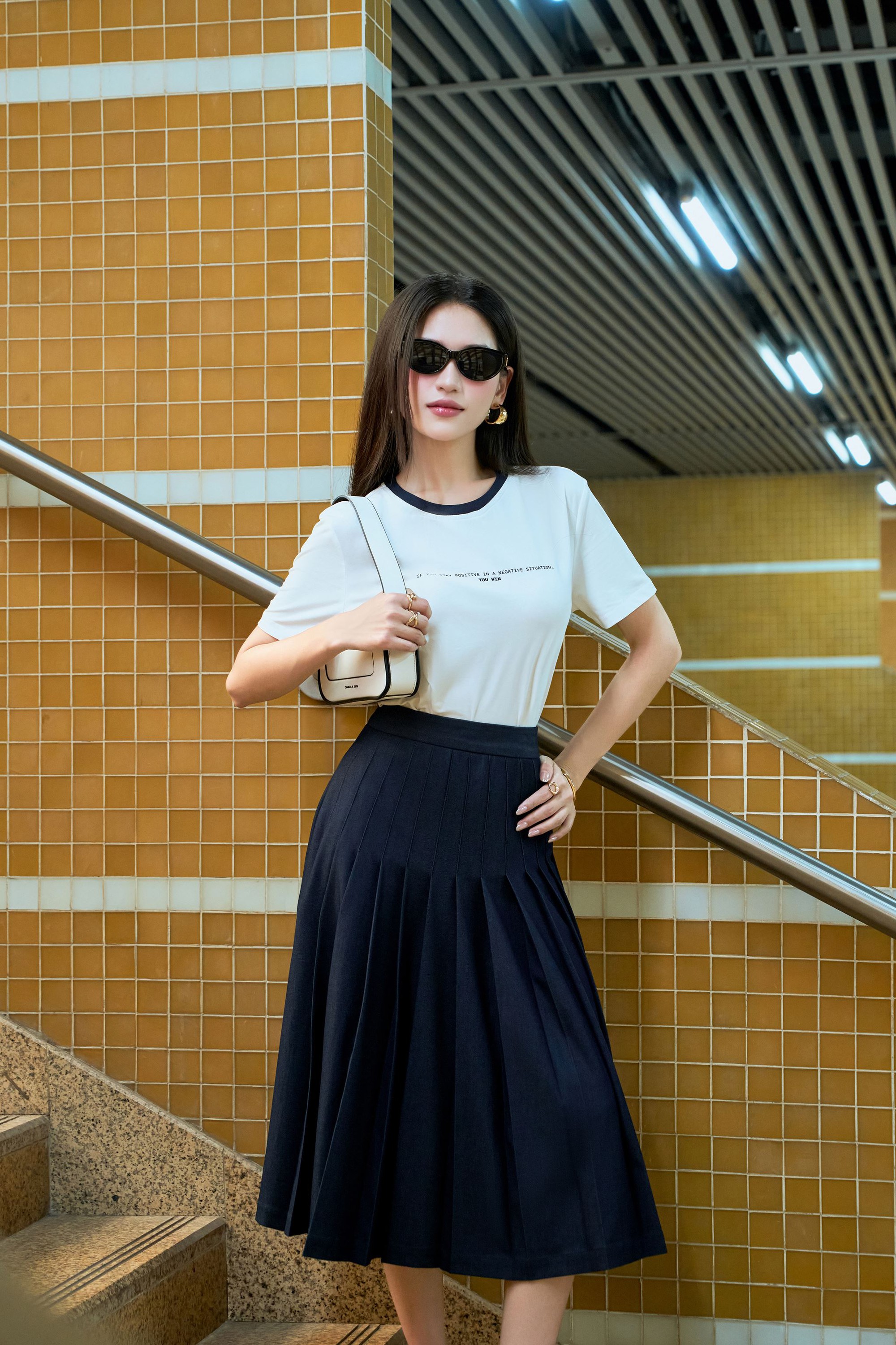 Những chiêu mix đồ với quần jeans và váy liền, giúp nàng công sở sang chảnh hơn trong hè này- Ảnh 6.