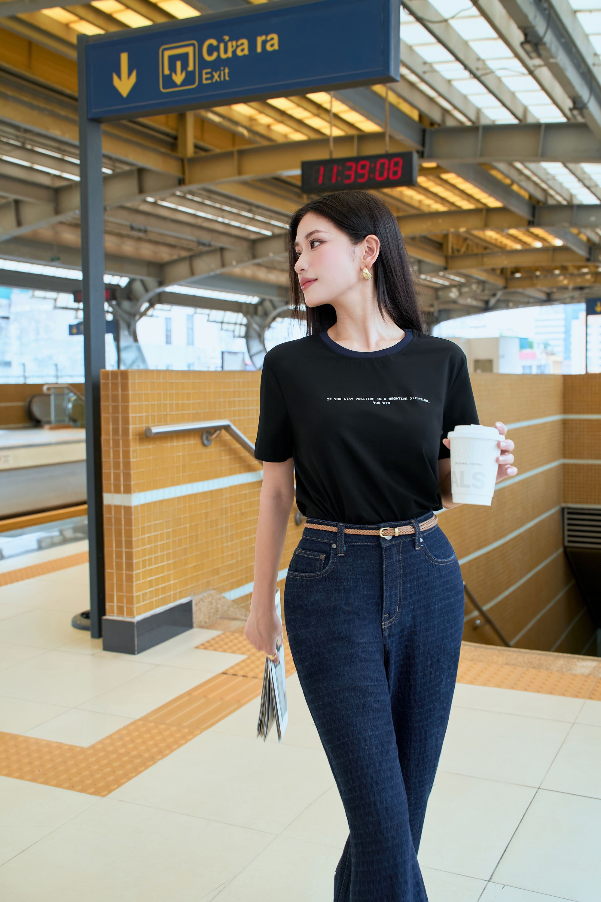 Những chiêu mix đồ với quần jeans và váy liền, giúp nàng công sở sang chảnh hơn trong hè này- Ảnh 7.