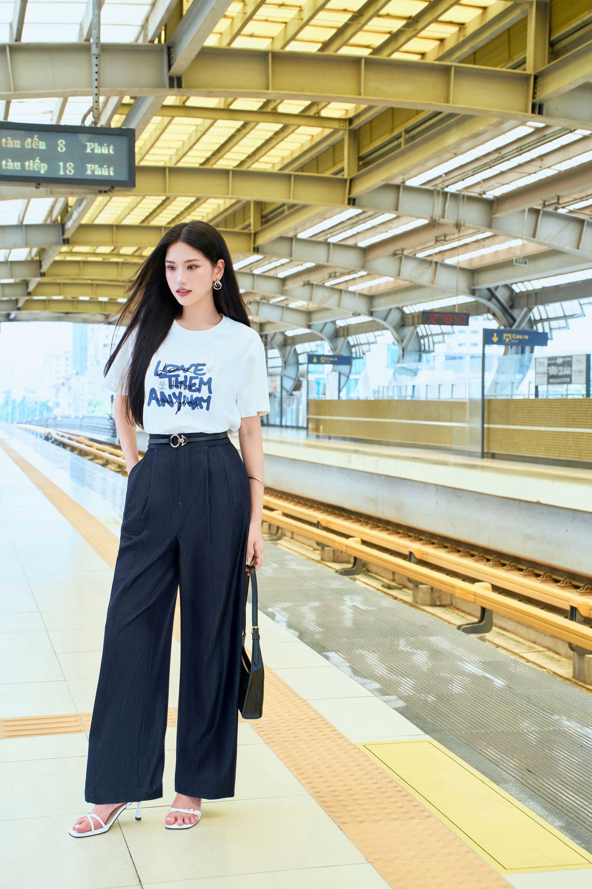 Những chiêu mix đồ với quần jeans và váy liền, giúp nàng công sở sang chảnh hơn trong hè này- Ảnh 5.