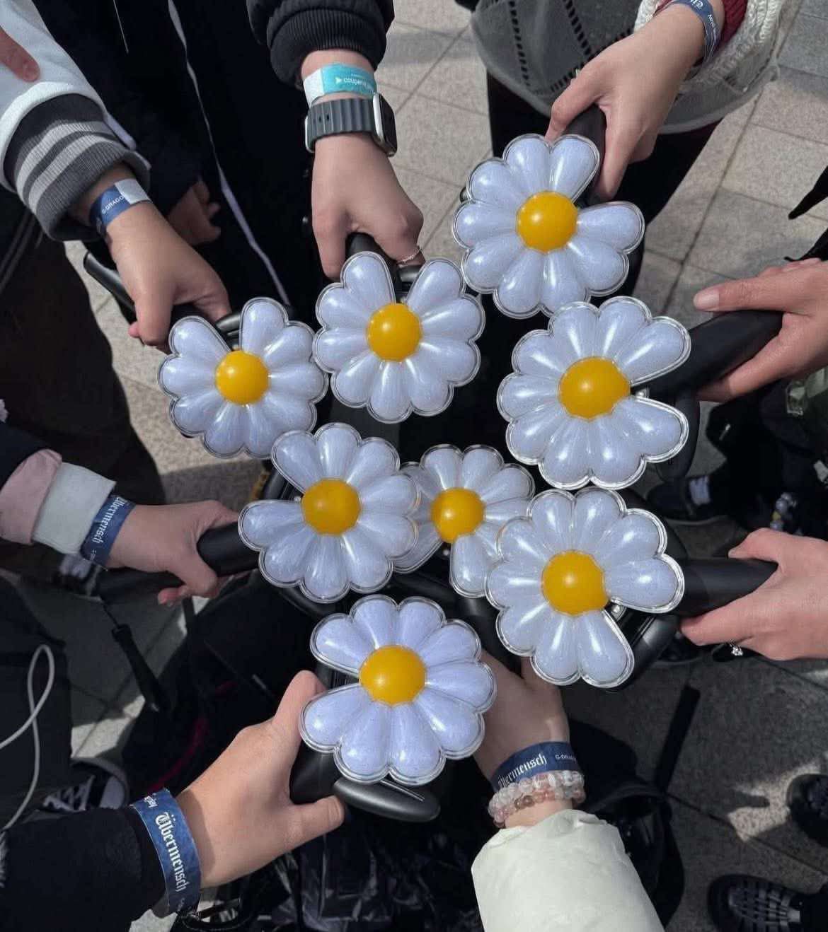 Cơn sốt G-Dragon đổ bộ Việt Nam: Vật phẩm thương hiệu cháy hàng- Ảnh 2. Cơn sốt G-Dragon đổ bộ Việt Nam: Vật phẩm thương hiệu cháy hàng- Ảnh 2.