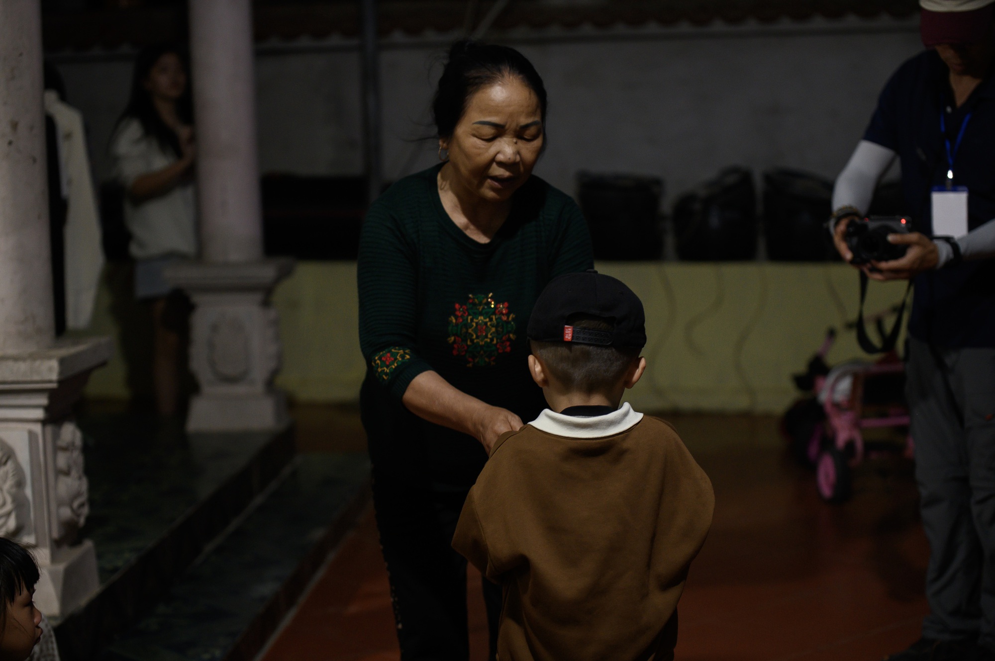 Bố ơi mình đi đâu thế tập 2: Bố Duy Hưng dù phải chống nạng để đi lại vẫn đồng hành cùng con trai nhỏ- Ảnh 2.
