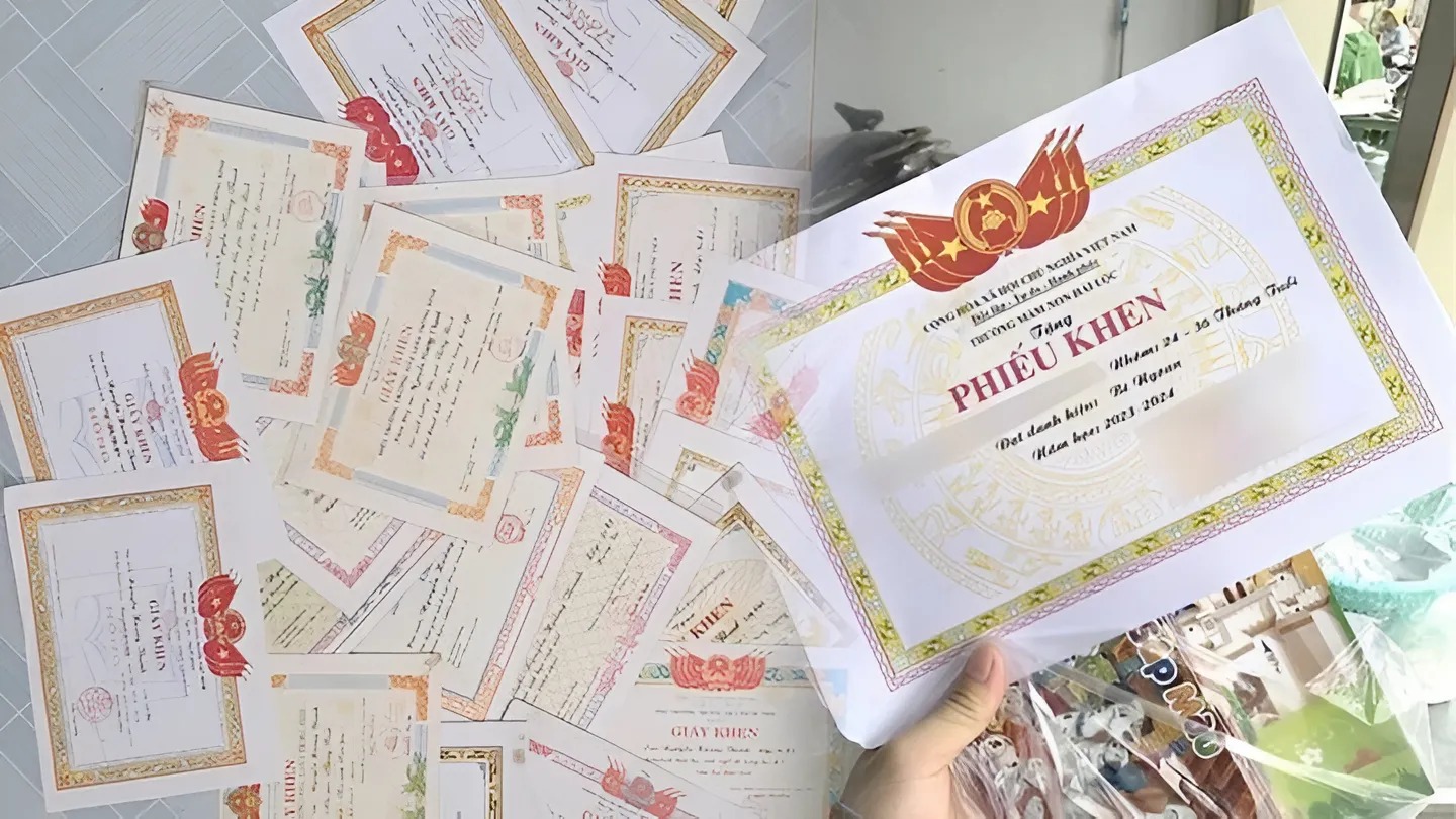Lại tranh cãi chuyện khoe giấy khen, 1 phụ huynh phản bác: "Con mình học hành chăm chỉ cả năm, sai gì mà phải giấu?"- Ảnh 1.