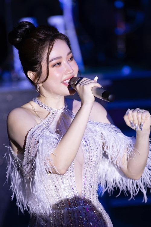 Nữ ca sĩ Vbiz "đánh úp" tổ chức lễ cưới: Có dàn vệ sĩ hùng hậu che chắn, chồng là đại gia hơn 10 tuổi- Ảnh 1.
