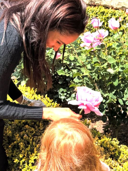 Công chúa Lilibet bất ngờ lộ diện trong video mới của Meghan Markle, fan hoàng gia "tan chảy" vì quá đáng yêu!- Ảnh 3.
