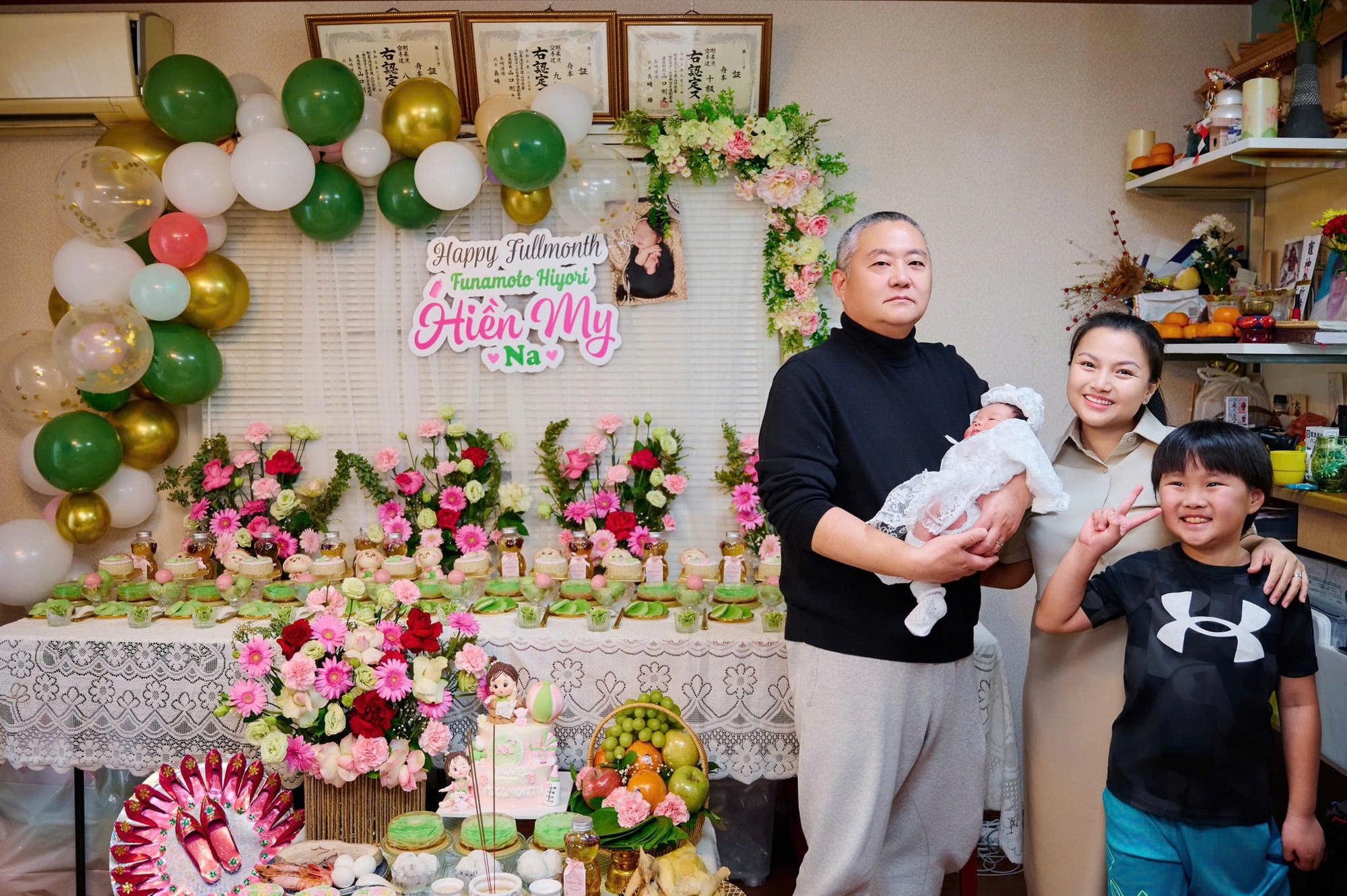 Quỳnh Trần JP đưa con gái mới sinh về thăm quê ngoại, hội bỉm sữa xuýt xoa vì bé giống hệt mẹ ở điểm này- Ảnh 1.