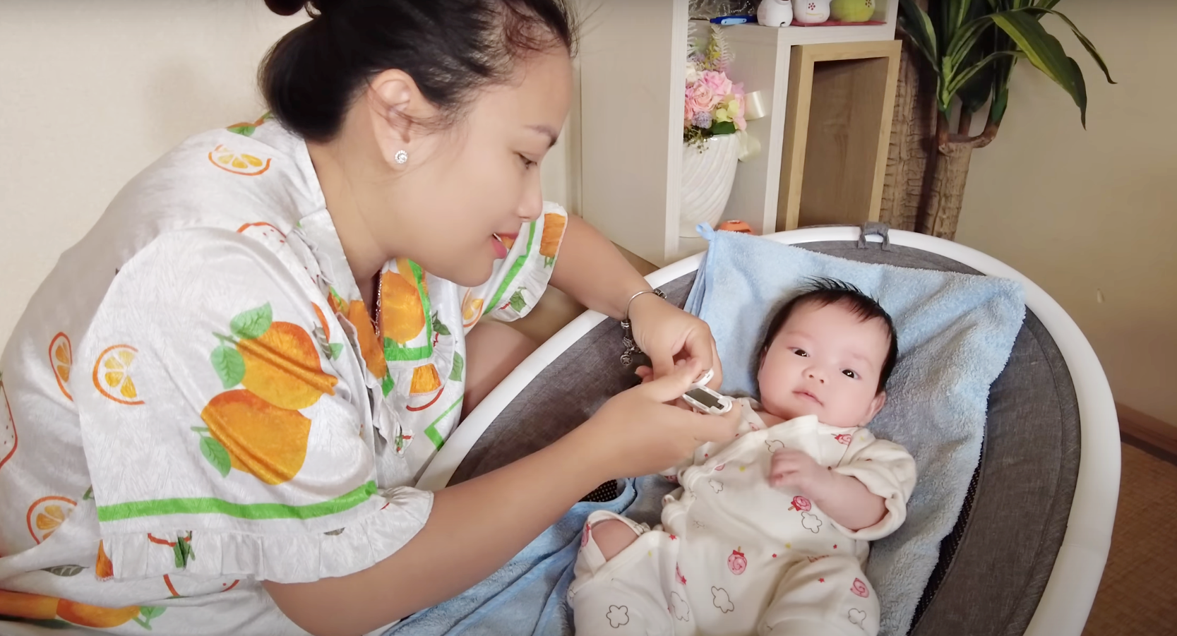 Quỳnh Trần JP đưa con gái mới sinh về thăm quê ngoại, hội bỉm sữa xuýt xoa vì bé giống hệt mẹ ở điểm này- Ảnh 6.