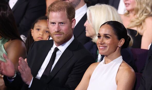 Harry và Meghan tái cấu trúc đội ngũ nhân viên theo kiểu Hoàng gia Anh - mô hình mà chính họ từng chỉ trích- Ảnh 2.