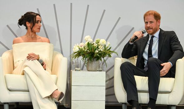 Harry và Meghan tái cấu trúc đội ngũ nhân viên theo kiểu Hoàng gia Anh - mô hình mà chính họ từng chỉ trích- Ảnh 1.