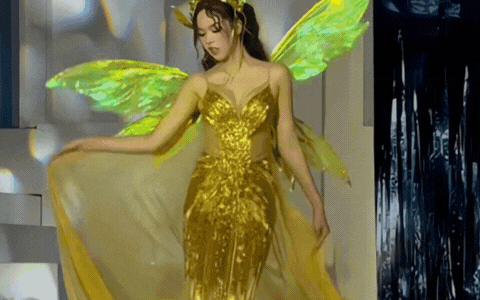 Hoa hậu Thanh Thuỷ có pha xử lý "thót tim" khi bất ngờ chao đảo, té ngã trên bậc thang sàn catwalk- Ảnh 1.