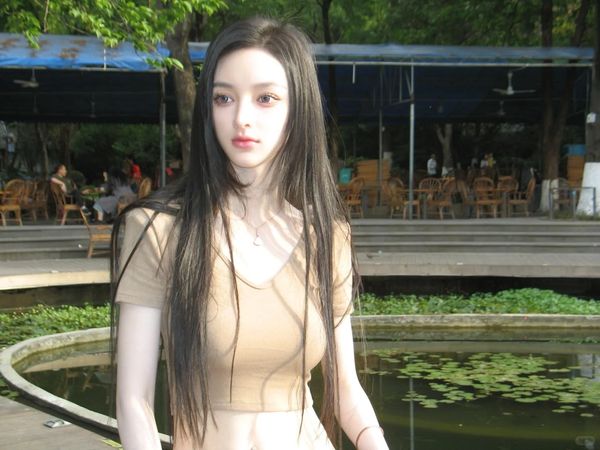 Xuất hiện cô nàng hot girl đẹp tới mức không tưởng, bị nghi vấn tạo ra bởi AI- Ảnh 6.